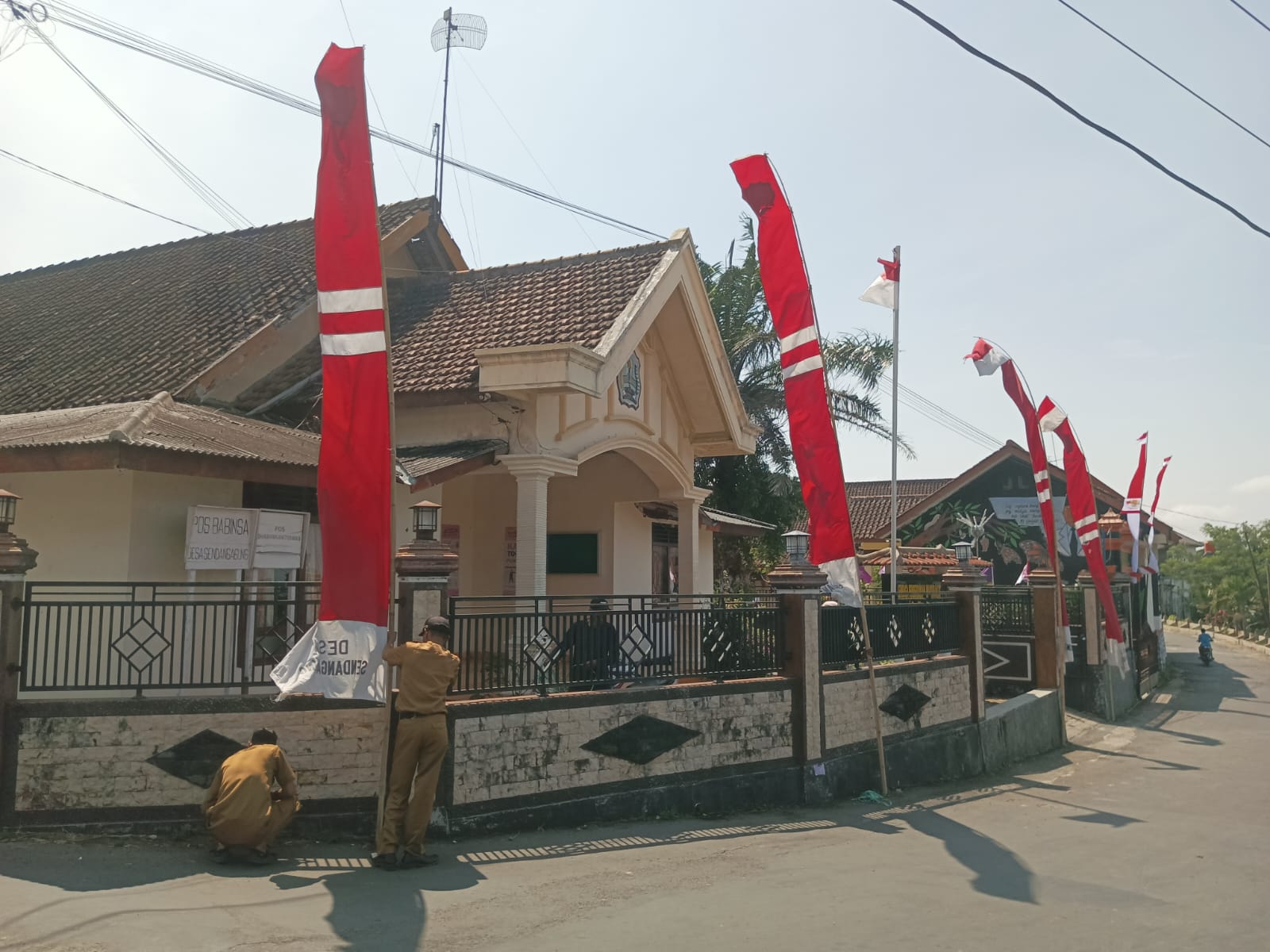 PERANGKAT DESA SENDANGAGUNG MEMASANG UMBUL UMBUL DAN BENDERA UNTUK MENYAMBUT HUT RI KE 80 TAHUN