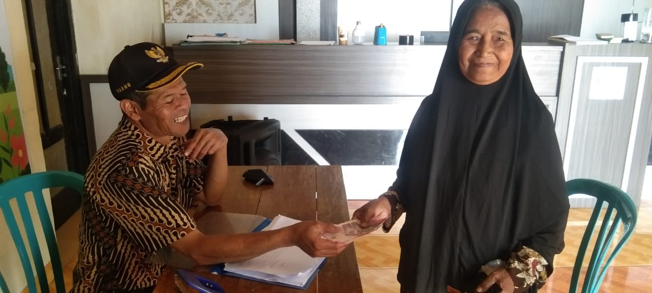 PEMDES SENDANGAGUNG MENYALURKAN BLT-DD AGUSTUS KEPADA WARGA PENERIMA