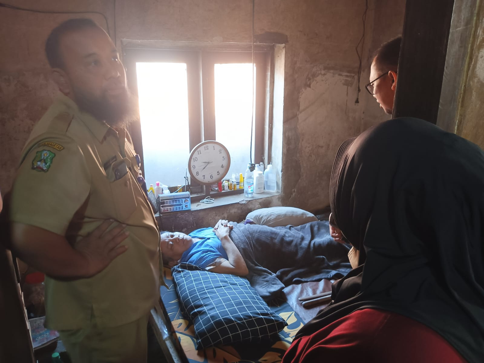 KEPALA DESA SENDANGAGUNG BERSAMA CAMAT PLAOSAN, PUSKESMAS DAN DINSOS MAGETAN KUNJUNGAN KE RUMAH PENYANDANG DISABILITAS DI DUSUN SENGON