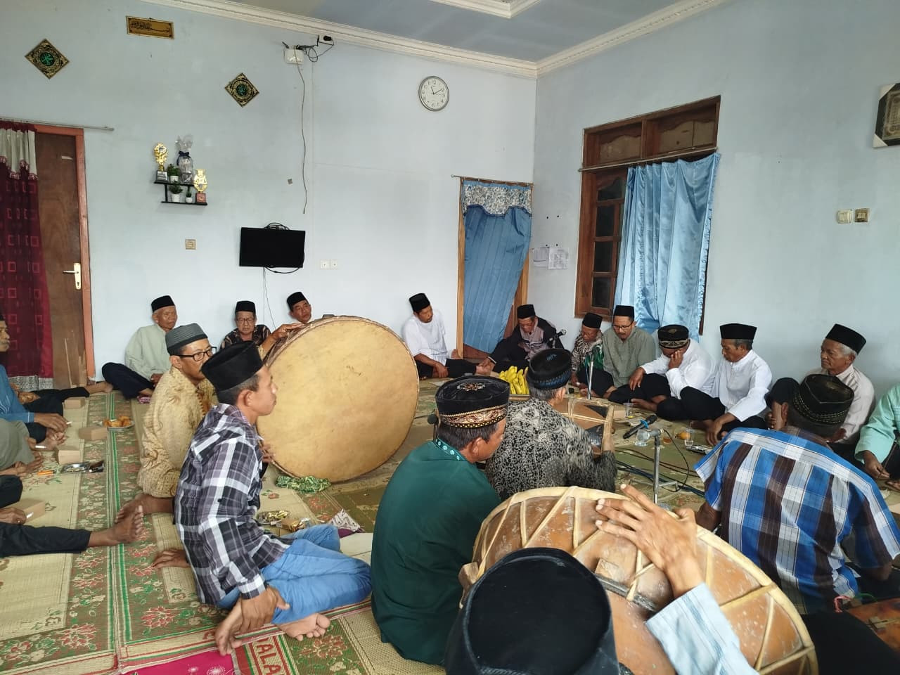 PERINGATAN MAULID NABI DI DUSUN SENGON DAN MUNING MERIAH DENGAN SHOLAWATAN DAN TRADISI SEDEKAH PISANG DAN NASI KETAN