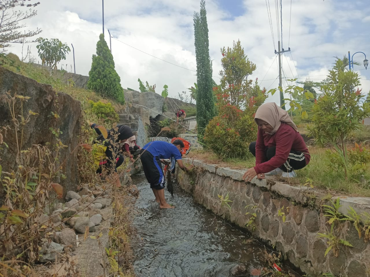 SAMBUT WORLD CLEAN UP DAY 2025 PERANGKAT DAN PKK DESA SENDANGAGUNG KERJA BAKTI GUGUR GUNUNG SAMBANG KALI DI LINGKUNGAN BALAI DESA