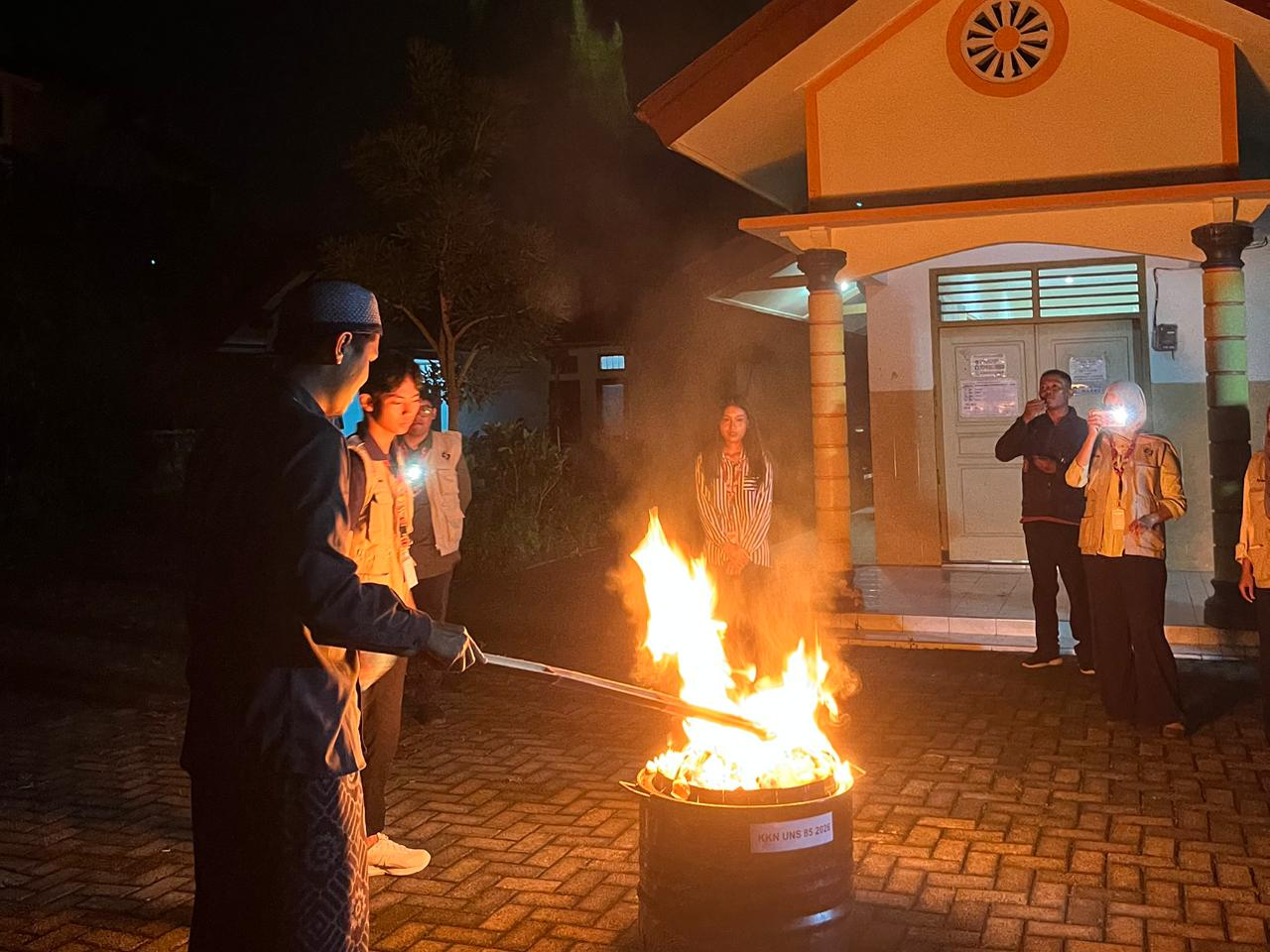 SOSIALISASI PENGELOLAAN SAMPAH MELALUI INCINERATOR SEBAGAI UPAYA PENINGKATAN KESADARAN LINGKUNGAN OLEH MAHASISWA KKN UNS MAGETAN