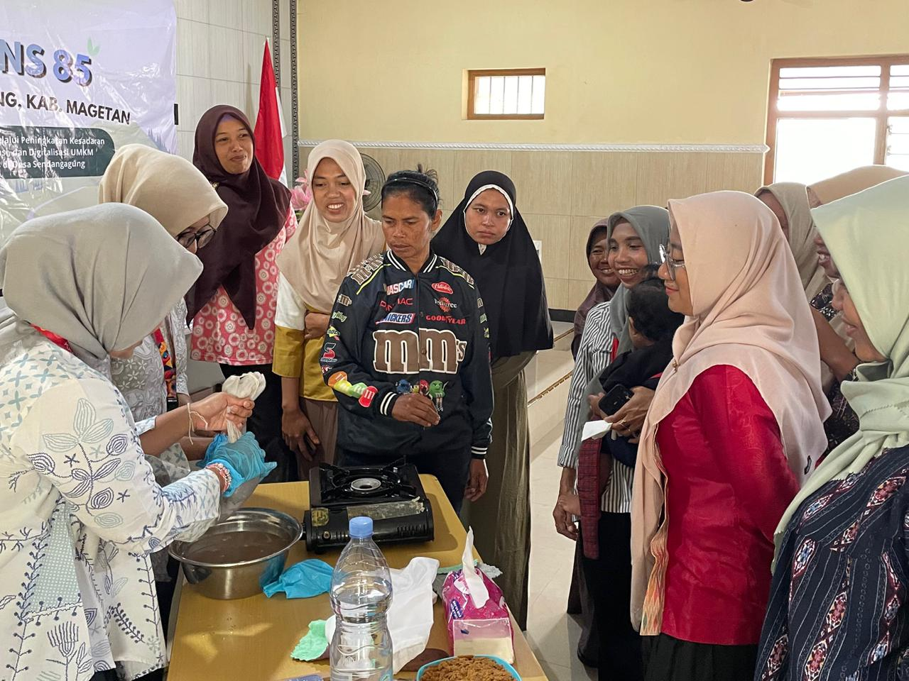 KULCAP KULIT PISANG JADI KECAP INOVASI MAHASISWA KKN UNS MEMANFAATKAN LIMBAH KULIT PISANG