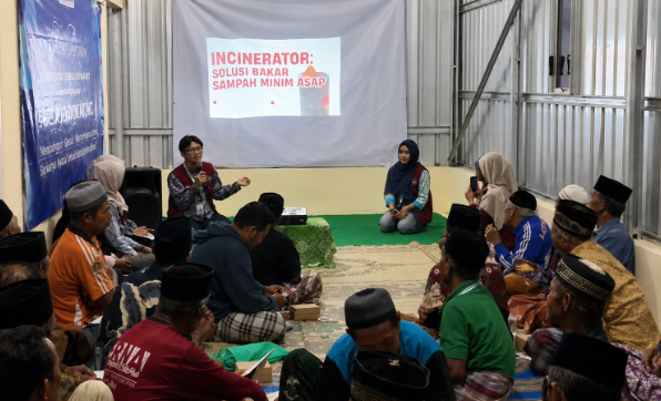 PEDULI LINGKUNGAN, KKN UNS SOSIALISASIKAN INCINERATOR SEBAGAI ALAT PEMBAKARAN SAMPAH MINIM ASAP