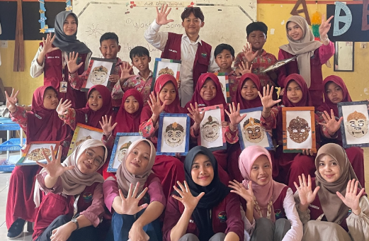 BERSAMA SISWA SDN SENDANGAGUNG 2, KKN UNS SULAP BIJI-BIJIAN DAN KARDUS BEKAS MENJADI KARYA SENI KOLASE