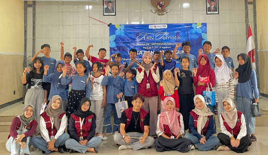 UBAH BUNGA MENJADI KARYA BERNILAI, KKN UNS AJAK ANAK-ANAK SENDANGAGUNG BERKREASI DENGAN RESIN