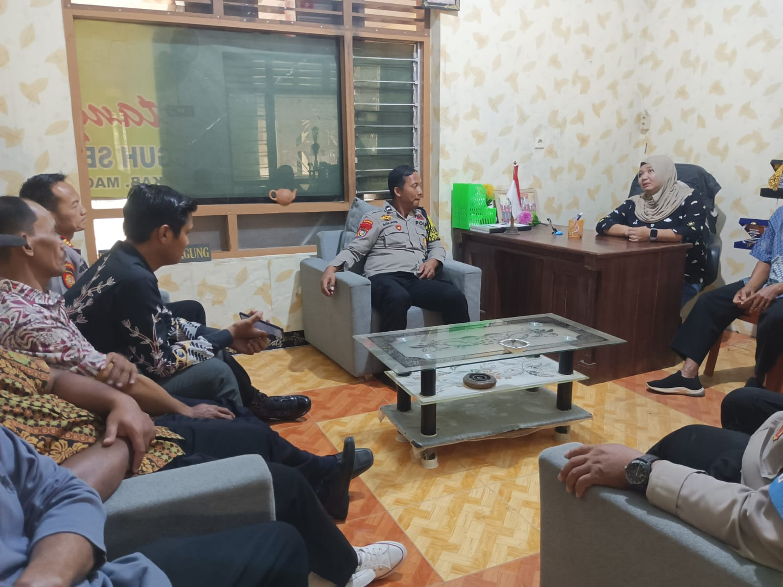 POLSEK PLAOSAN SAMBANG DESA SENDANGAGUNG, BERIKAN MOTIVASI PERSIAPAN LOMBA DESA ANTIKORUPSI